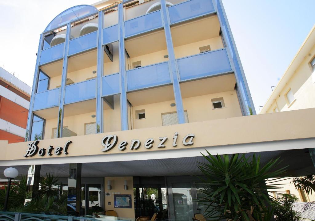 een gebouw met de naam van het hotel Yerevan bij Hotel Venezia in Rimini