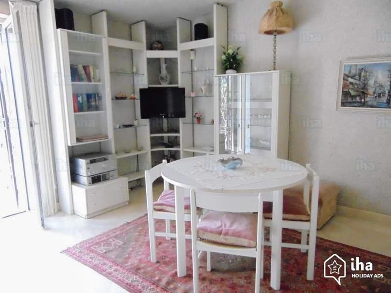 una mesa blanca y sillas en una habitación con TV en Casa Felice, en Passo Corese