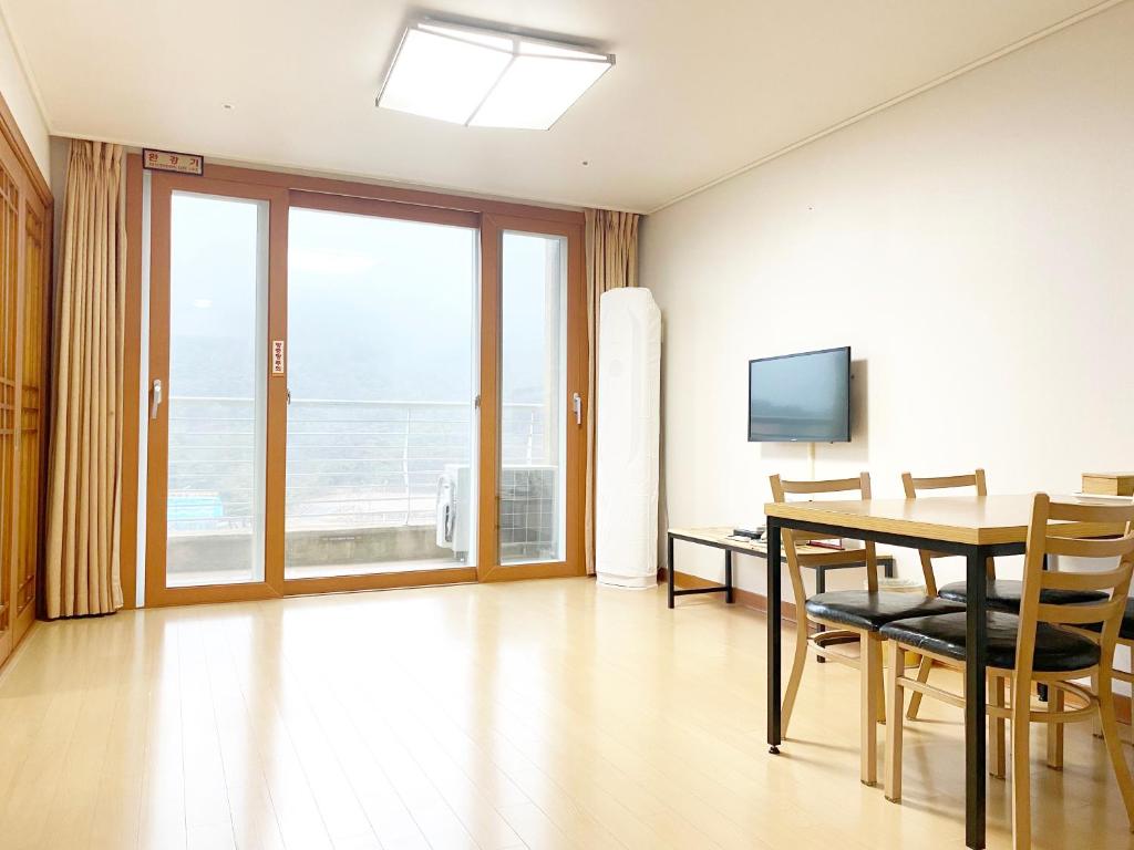 TV a/nebo společenská místnost v ubytování Jungheung Gold Spa & Resort