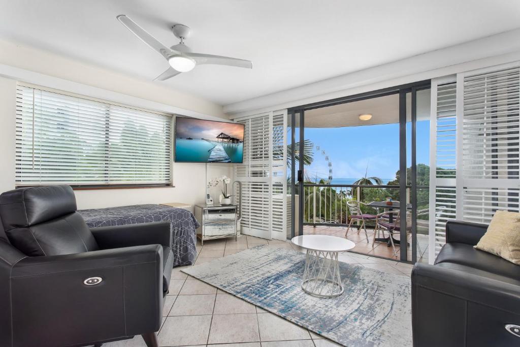 uma sala de estar com vista para o oceano em Cairns Esplanade Apartment em Cairns