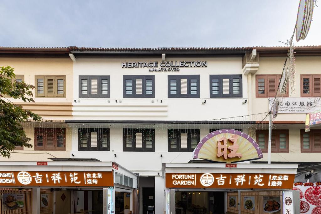 ein großes weißes Gebäude mit chinesischer Schrift darauf in der Unterkunft Heritage Collection on Pagoda - A Digital Hotel in Singapur