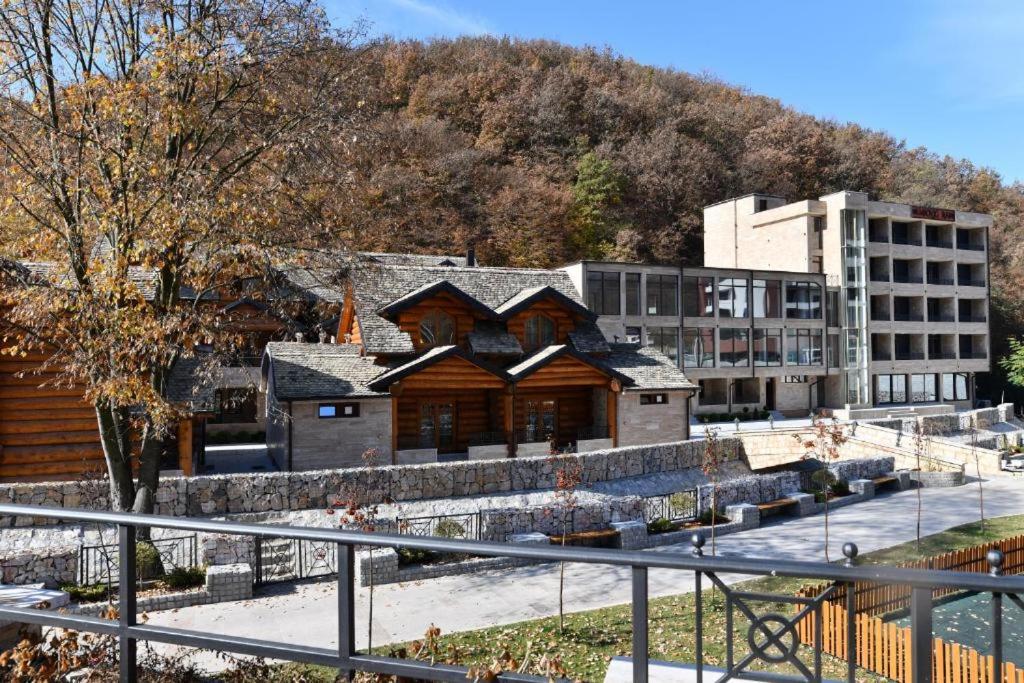 Nespecifikovaný výhled na hory nebo výhled na hory při pohledu z hotelu