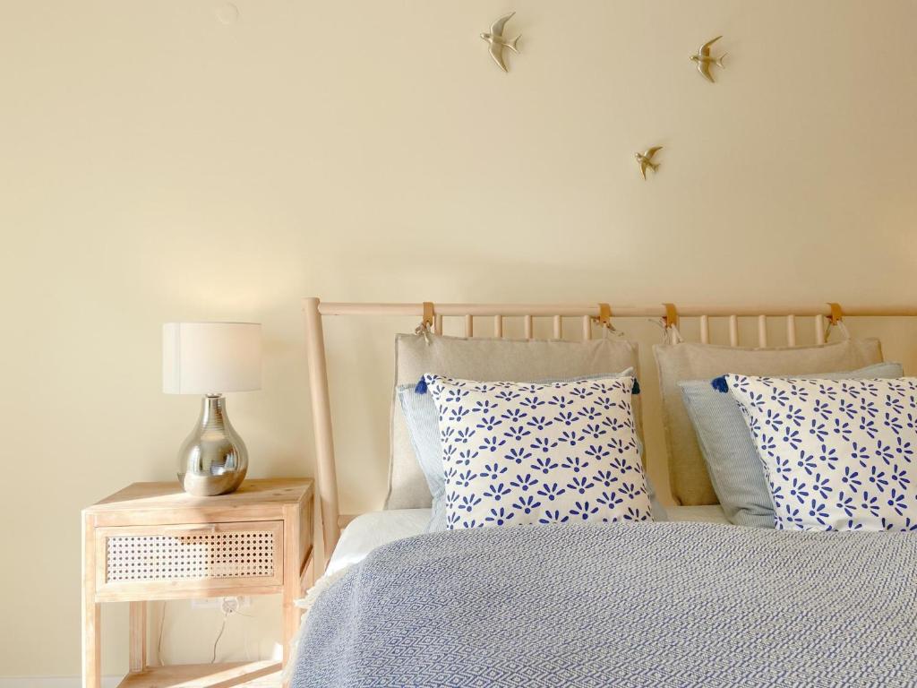 En eller flere senge i et værelse på Cozy Retreat for Couples in Burgau #1937