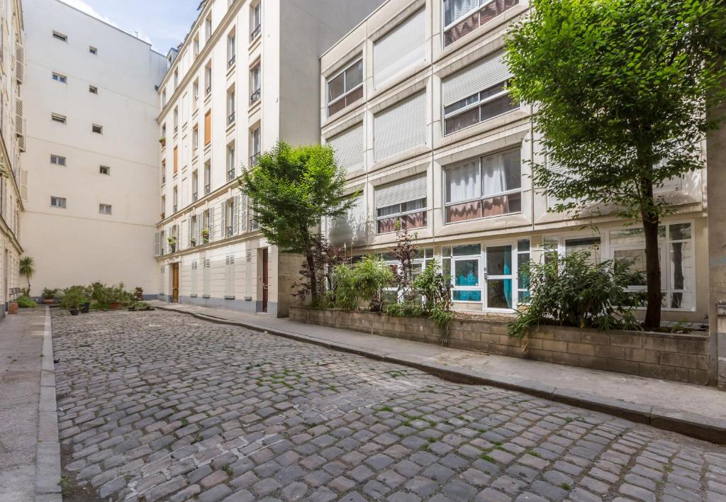 een lege straat voor een gebouw bij WS Montmartre - Sacré Coeur in Parijs