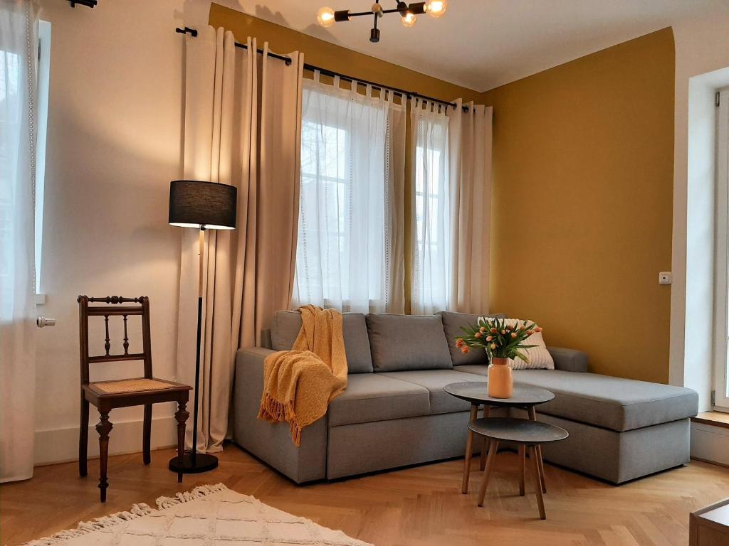a living room with a couch and a table at Apartment 4-6 Personen I 80qm I Altstadt I Dachterasse I Parkplatz in Straubing