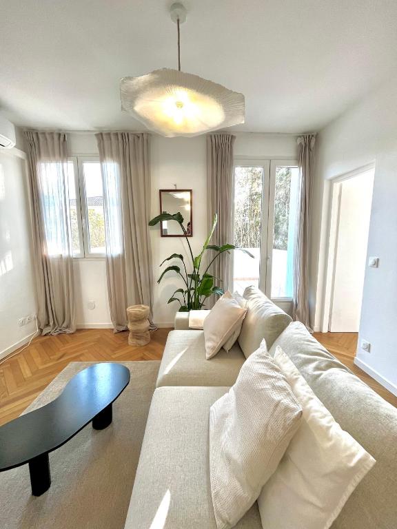 un salon avec un canapé et une table dans l'établissement LE MÉDITERRANÉEN - Terrasse - Parking, à Montpellier