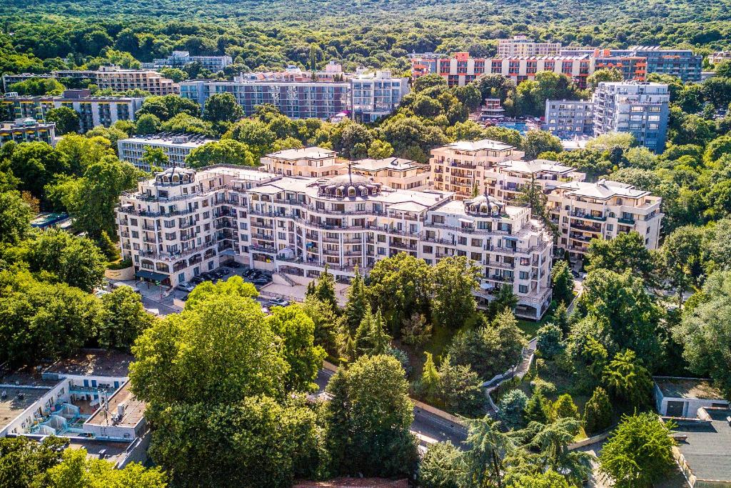 una vista aérea de una ciudad con edificios altos en Golden Sands Iglika apartment, en Golden Sands