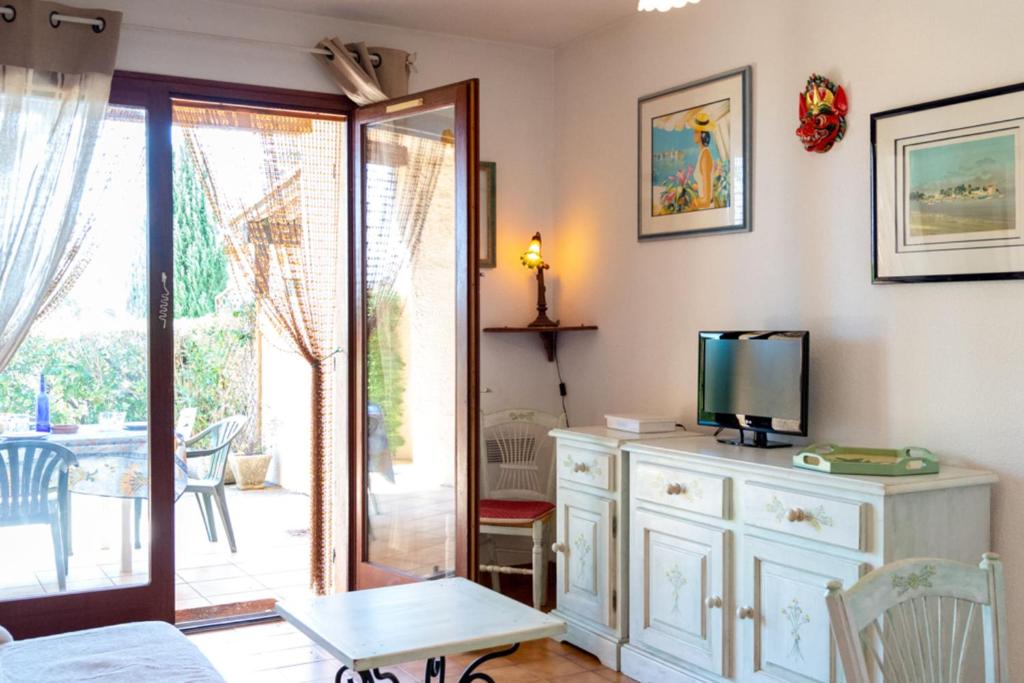 - un salon avec une commode et une télévision dans l'établissement Bright cocoon in Sainte-Maxime - close to the sea, à Sainte-Maxime