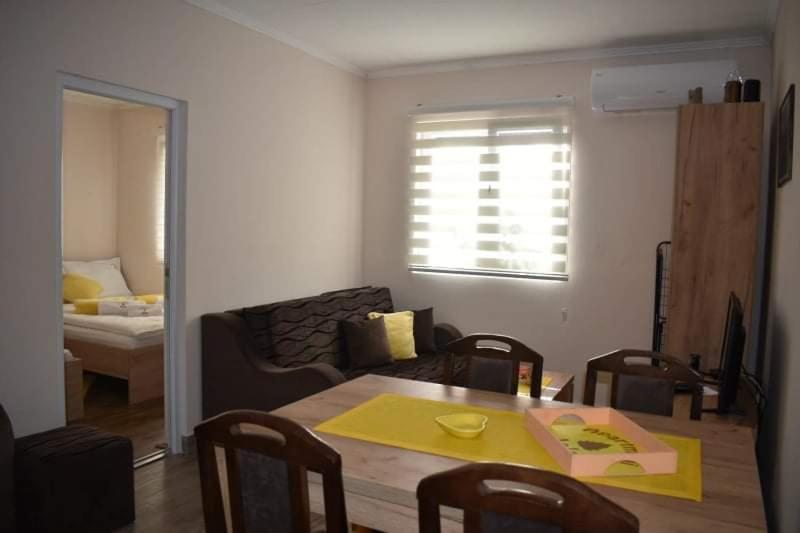 Postel nebo postele na pokoji v ubytování Apartmani Jela Tara