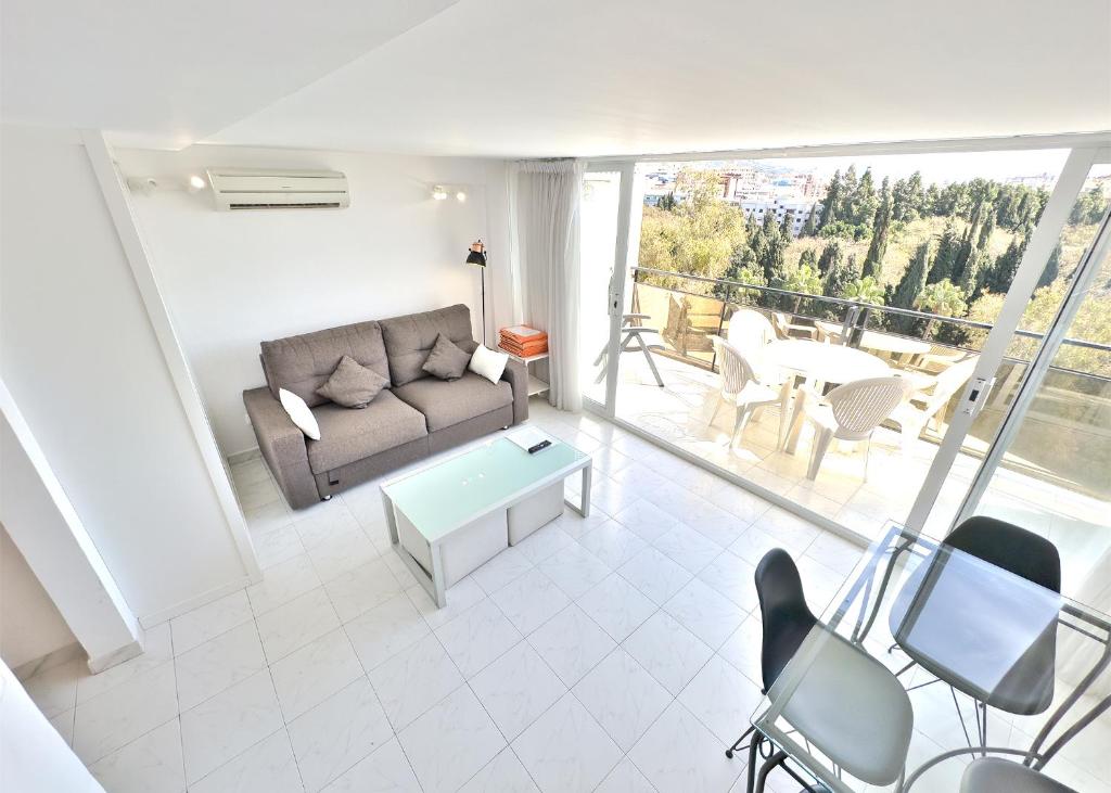 sala de estar con sofá, mesa y sillas en Skol 514 East Facing Duplex Apartment with Sea Views, en Marbella