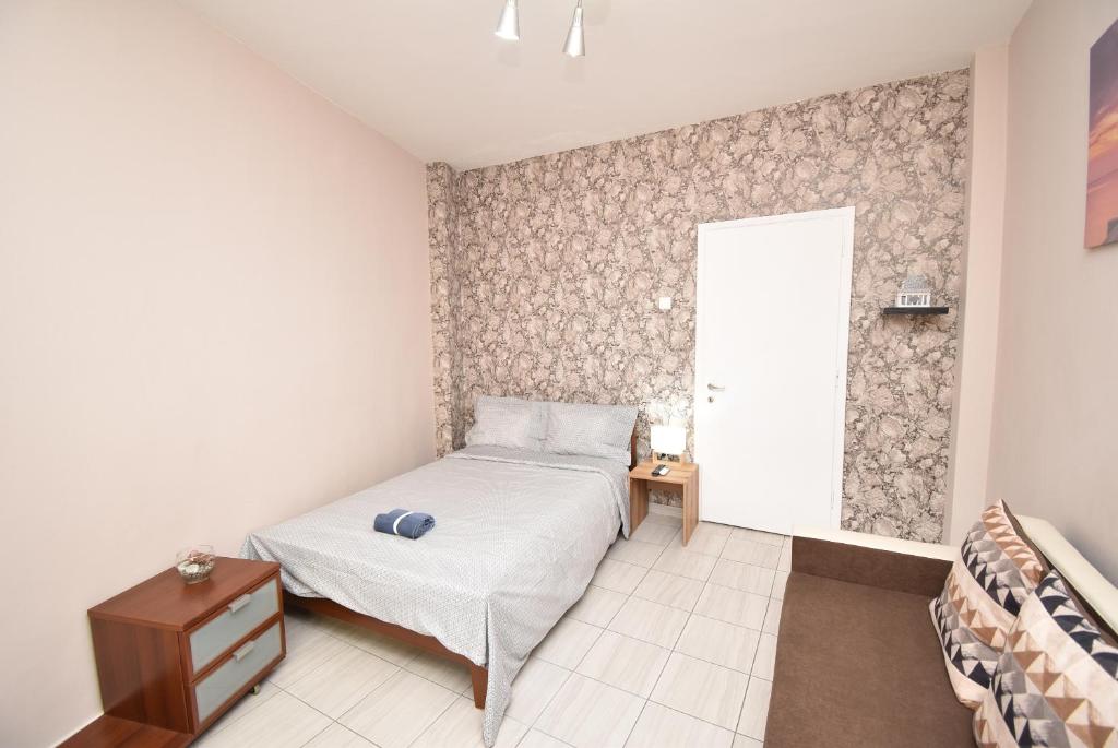 ein kleines Schlafzimmer mit einem Bett und einem Fenster in der Unterkunft Like Your Home Apartment Thessaloniki in Thessaloniki