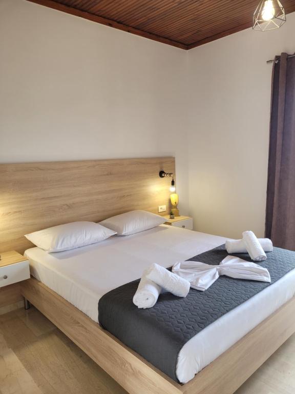 Postel nebo postele na pokoji v ubytování ROULA STUDIOS