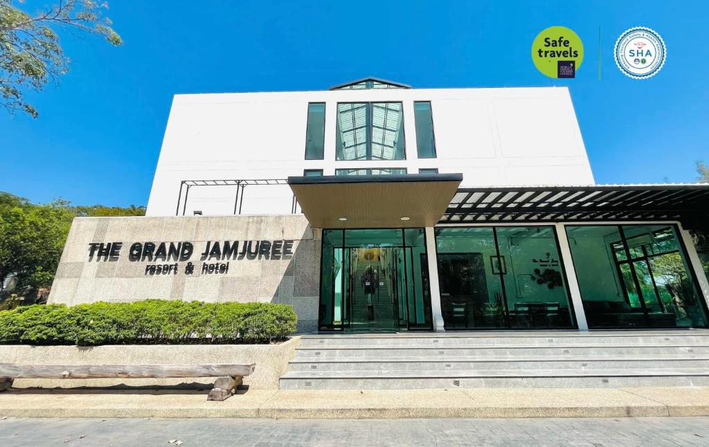 un edificio con un cartel en la parte delantera en The Grand Jamjuree Resort Lamphun 