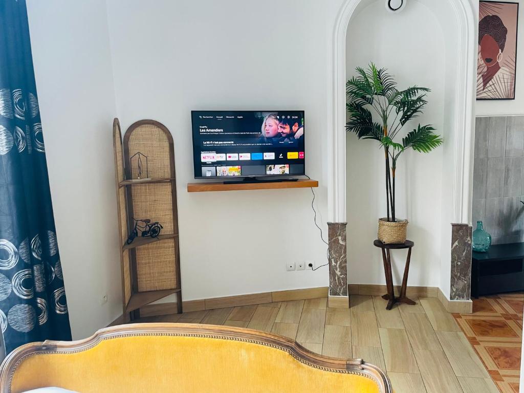 Telewizja i/lub zestaw kina domowego w obiekcie Les appartements du village