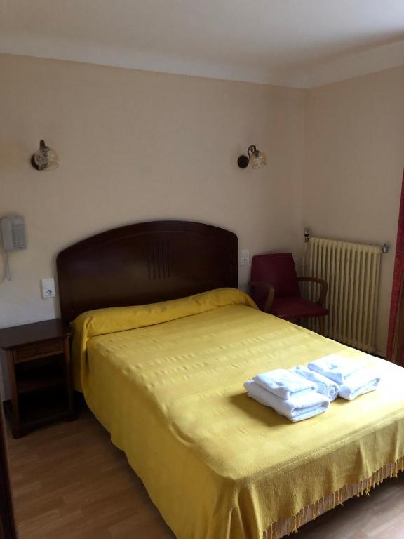 Ein Bett oder Betten in einem Zimmer der Unterkunft H&ocirc;tel Le Val Du Tech