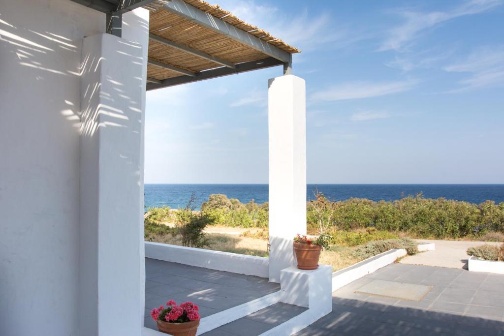 uma casa branca com vista para o oceano em Grand Villa Lino em Skiros
