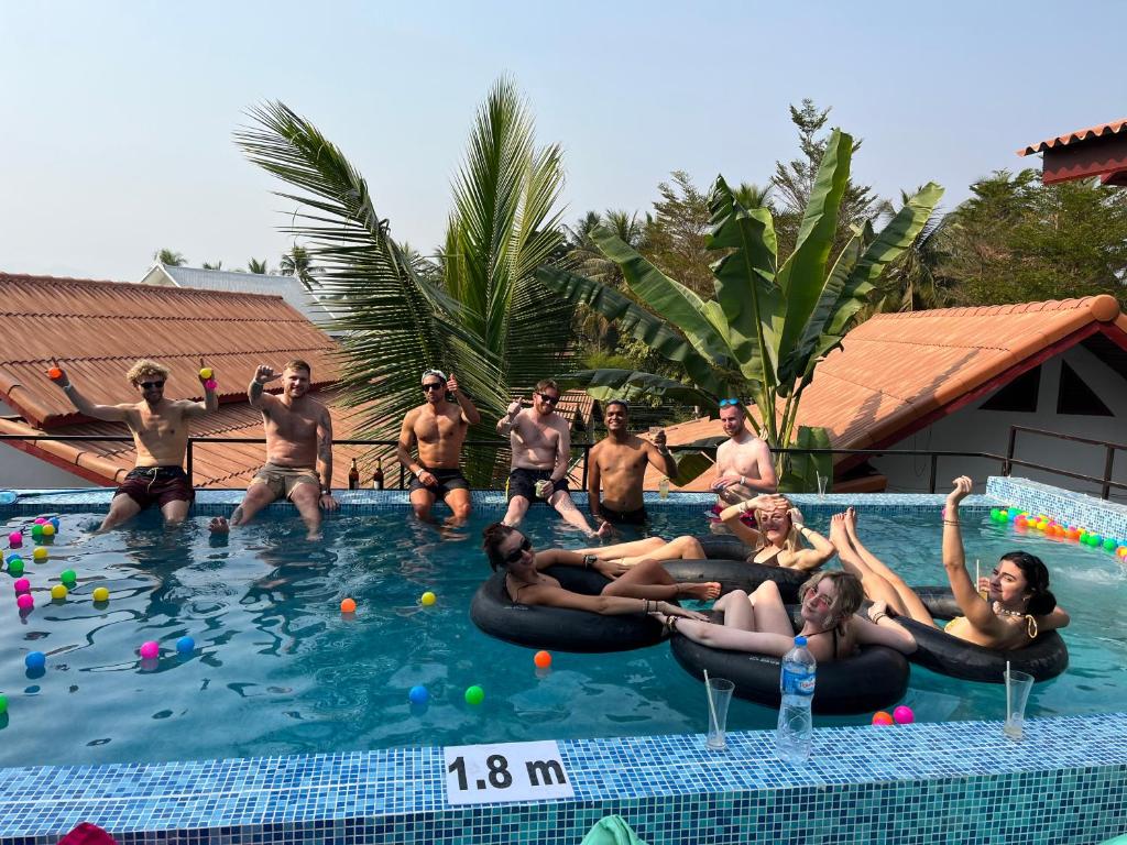um grupo de pessoas na água em uma piscina em Mad Monkey Luang Prabang em Luang Prabang