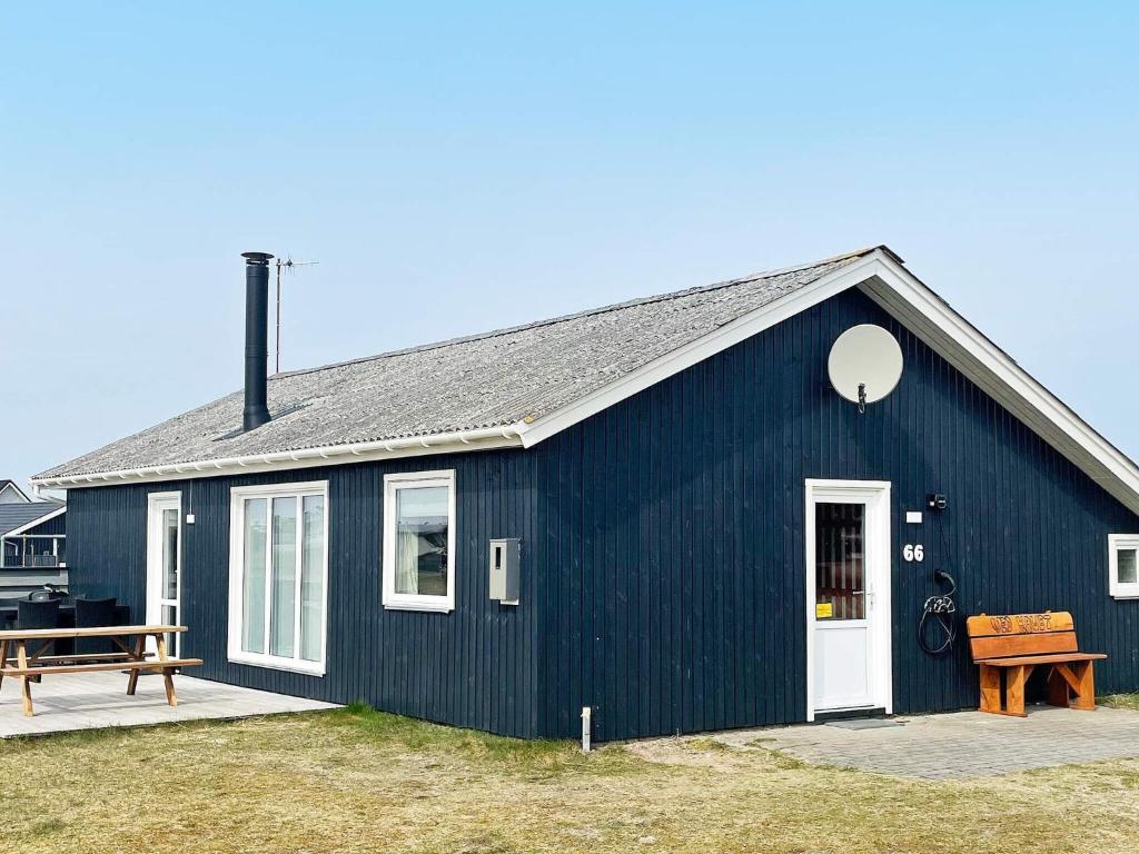 Nørre Vorupørにある8 person holiday home in Thistedの青い建物