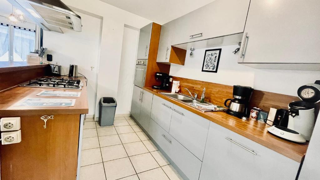 Kuchyňa alebo kuchynka v ubytovaní Maison spacieuse à deux pas de la plage