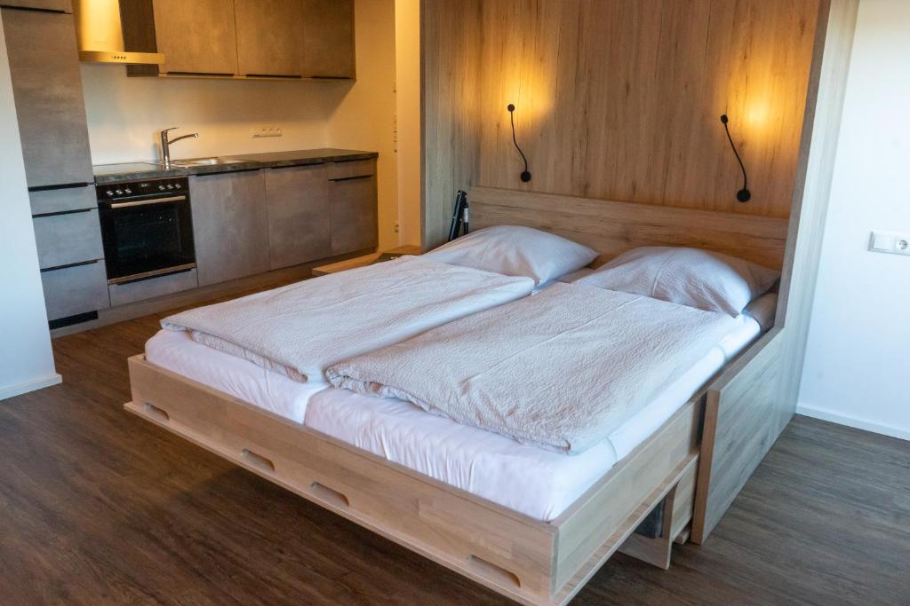 Postel nebo postele na pokoji v ubytování Dorfleben Embach
