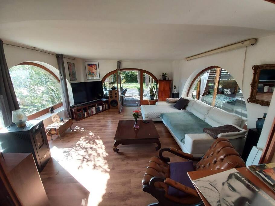 Loft ravissant avec jacuzzi et parc في أورانج: غرفة معيشة كبيرة مع أريكة وتلفزيون