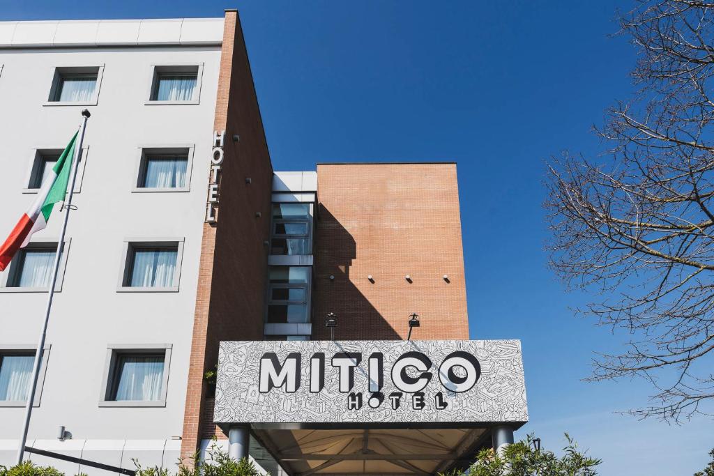 una señal de hotel frente a un edificio en Mitico Hotel & Natural Spa en Bolonia