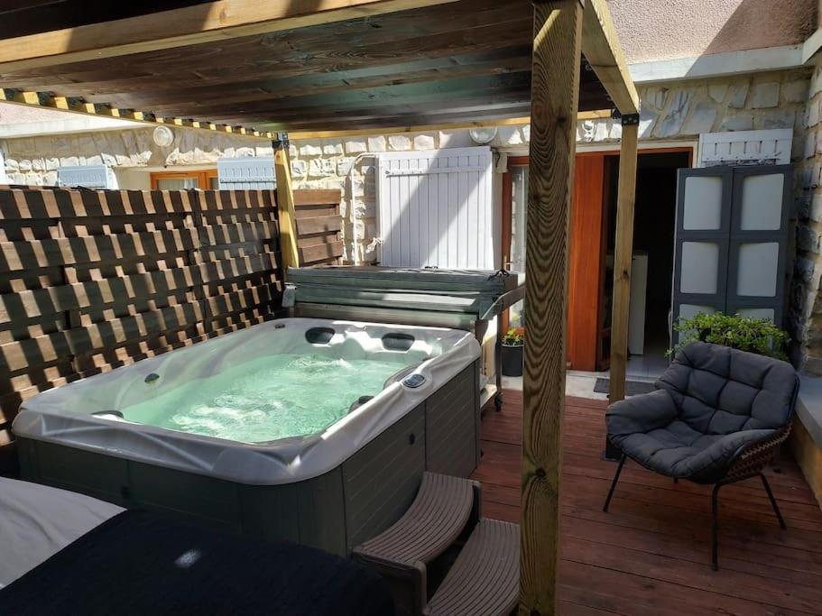 Zdjęcie z galerii obiektu Loft ravissant avec jacuzzi et parc w Orange