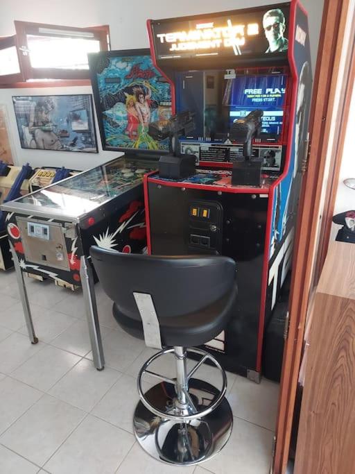 Pokój gier w obiekcie Loft ravissant avec jacuzzi et parc