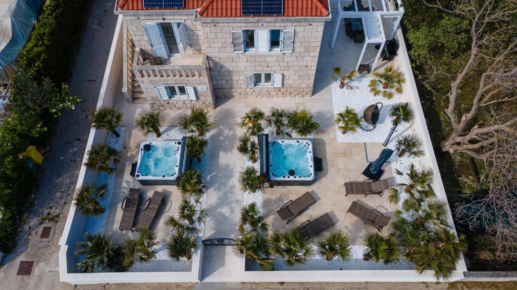 an aerial view of a house with a swimming pool at Jakuzzi Vila Suartini Orebić in Orebić