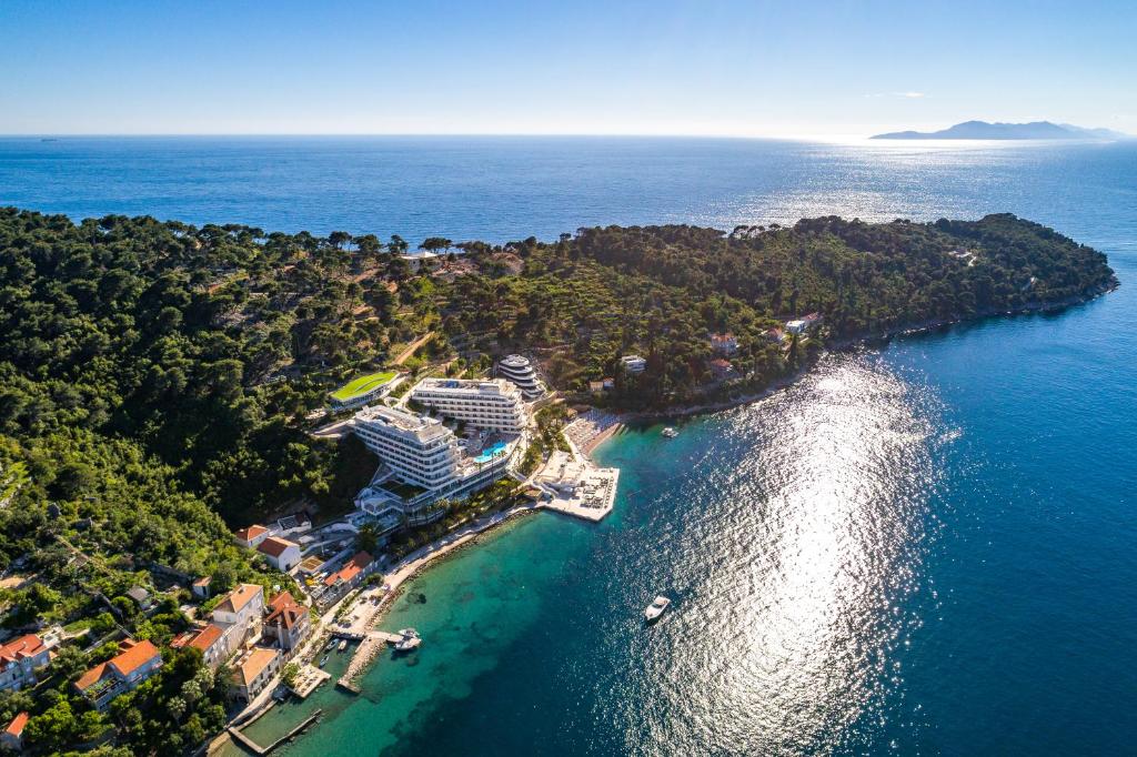 een luchtzicht op een resort op een eiland in het water bij RMH Lopud Lafodia Resort & Wellness in Lopud Island
