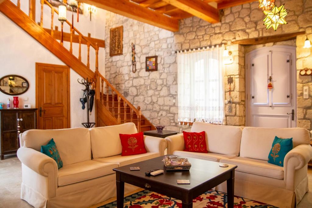 Istumisnurk majutusasutuses Marvelous Stonehouse With Backyard and Fireplace in Alacati Cesme
