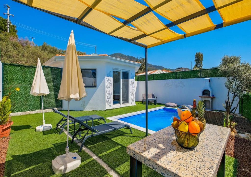 Villa with Pool, Garden, and Jacuzzi for 2 People in Muğla, Fethiye – AWZ 220