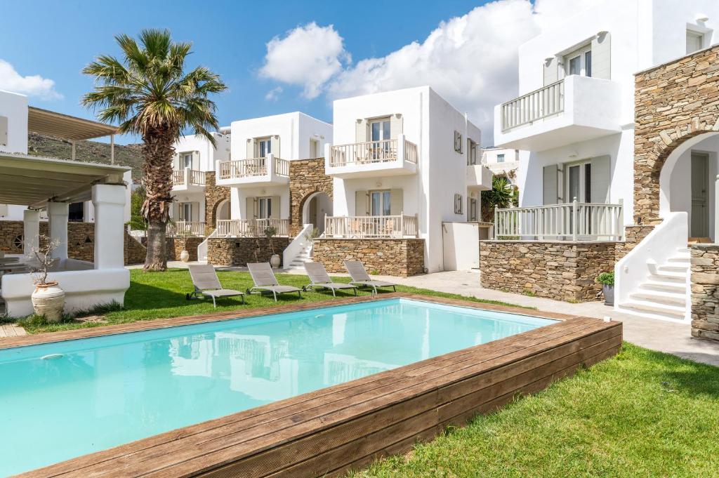 una imagen de una villa con piscina en Ninemia Suites Tinos Grand 104 en Kionia
