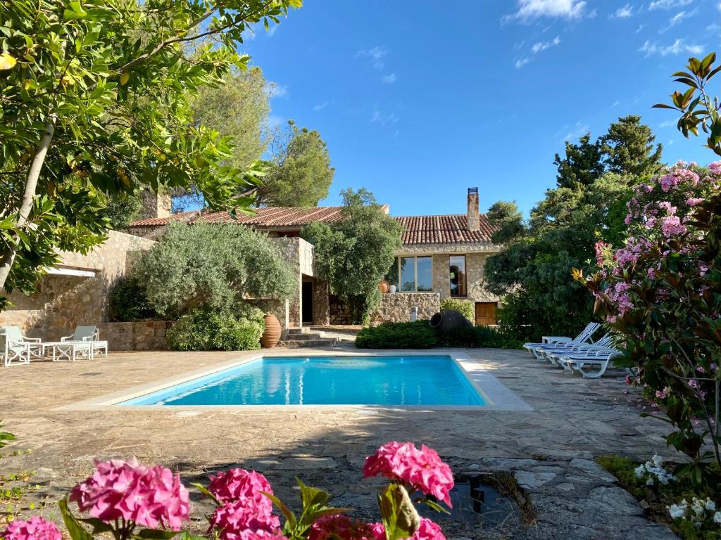 - Vistas al exterior de una villa con piscina en Luxury home Paraiso with pool and gym en Valdemorillo