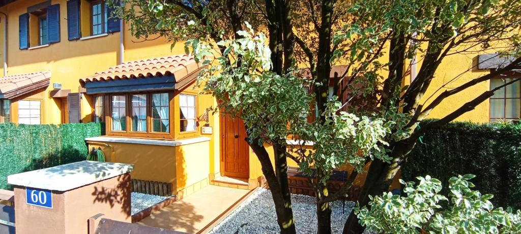 una piccola casa gialla con una porta rossa di La casita de Chefy (Ajo) Nuevo chalet vacacional ad Ajo