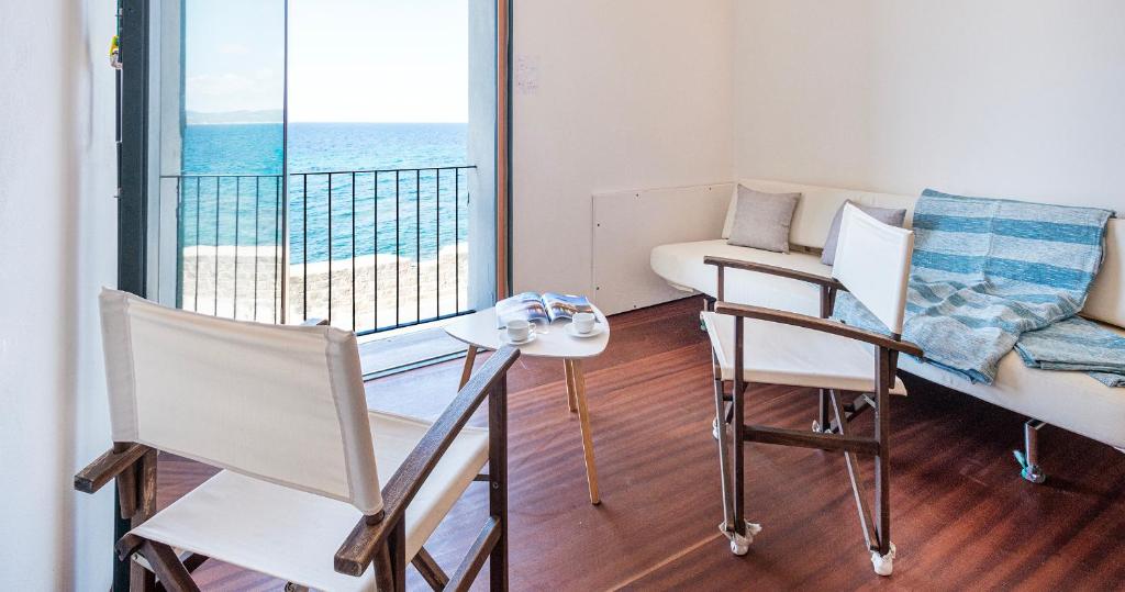 Habitación con balcón con vistas al océano. en Welcomely - Cavour 47 en Alghero