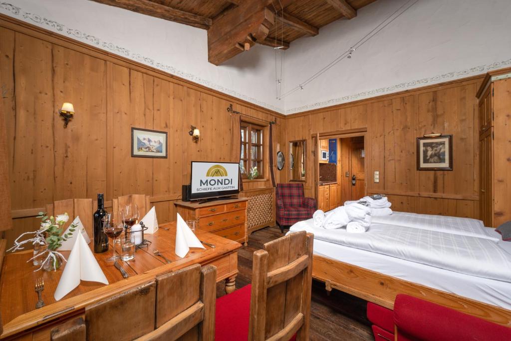Postel nebo postele na pokoji v ubytování MONDI Schiefe Alm Gastein