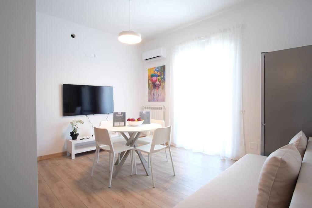 una sala de estar blanca con mesa y sillas en Appartamento Peppino, en San Salvo