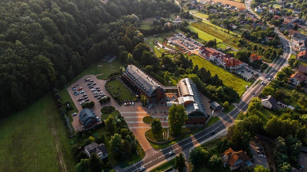 an overhead view of a building with a parking lot at Młyn Jacka Hotel & Spa in Wadowice