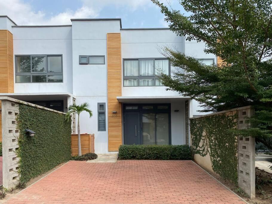 Fotografie z fotogalerie ubytování Modern 2 bedroom Townhouse in Accra v destinaci Aiyimensa