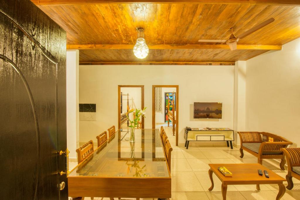 a living room with a table and chairs at La Maison Charu in Puducherry