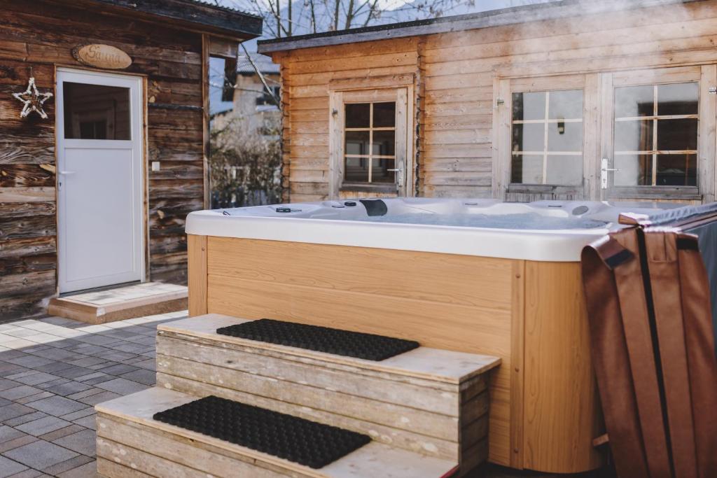 a hot tub in the backyard of a log cabin at Chalet Molly by we rent in Zell am See