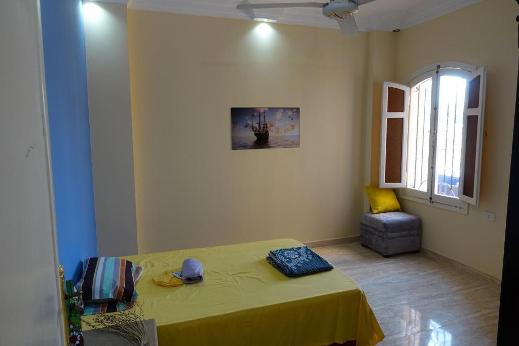 Habitación con mesa amarilla y silla en SWEET ESCAPE en Quseir