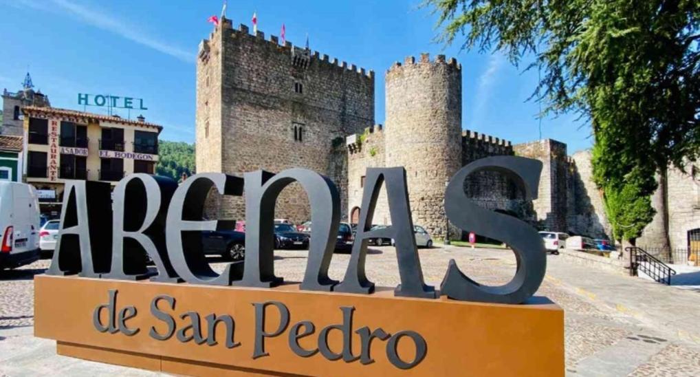 ein Schild vor einer Burg in der Unterkunft Casita Merrick in Arenas de San Pedro