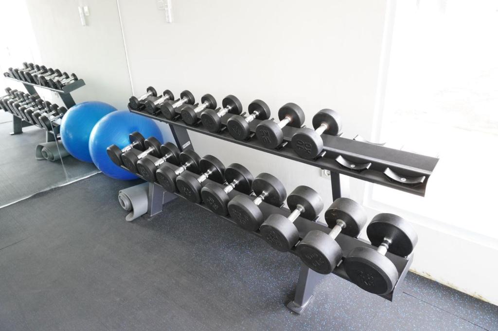 Fitness centrum a/nebo fitness zařízení v ubytování Series Hotel Sudirman