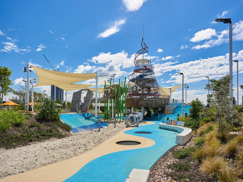 Comfort Two Bedroom Apartment Next to water park in Southport, Gold