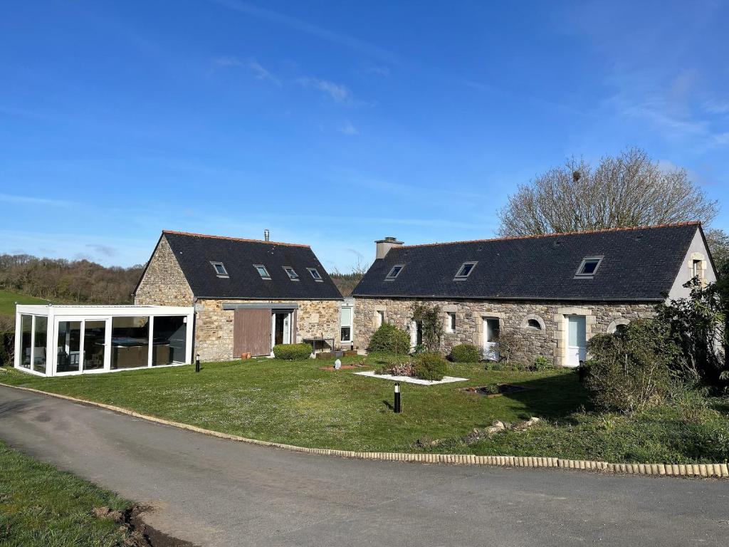 ein großes Steinhaus auf einer Straße in der Unterkunft Keryanti Domaine de Lesleac'h in Plouégat-Moysan