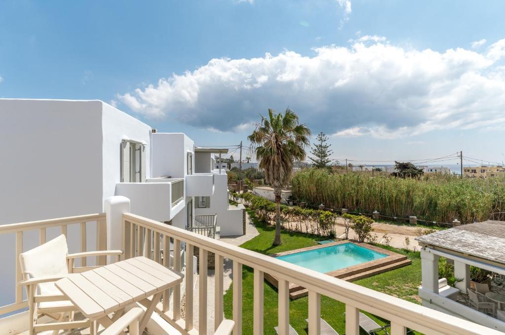 キオニアにあるNinemia Suites Tinos Grand 205のスイミングプールを望むバルコニー