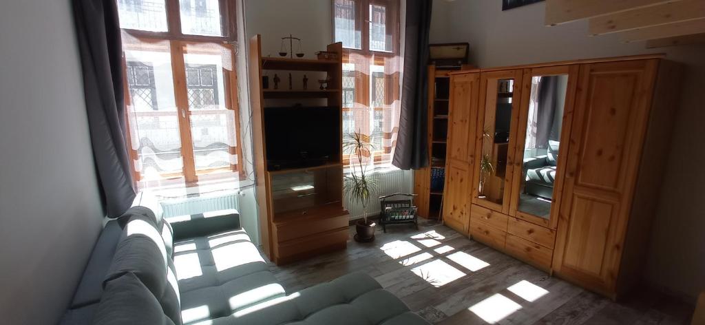 Televízia a/alebo spoločenská miestnosť v ubytovaní Western apartman