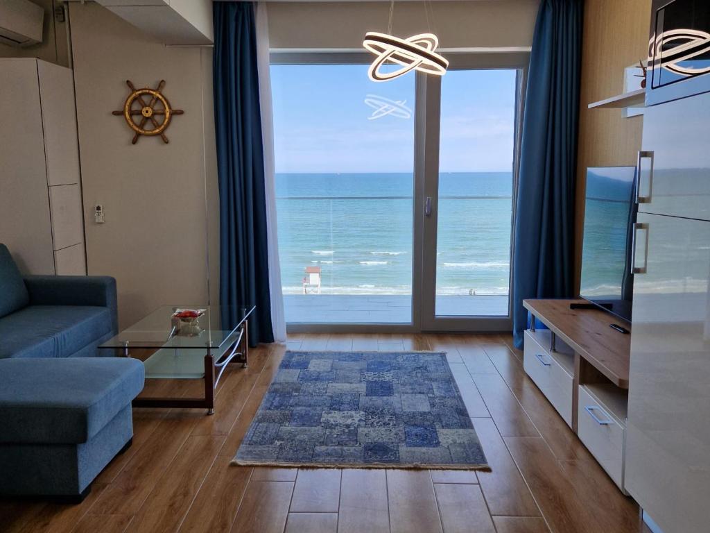 Una sala de estar con vista al mar. en Promenada Sea View with private parking, en Mamaia Nord – Năvodari